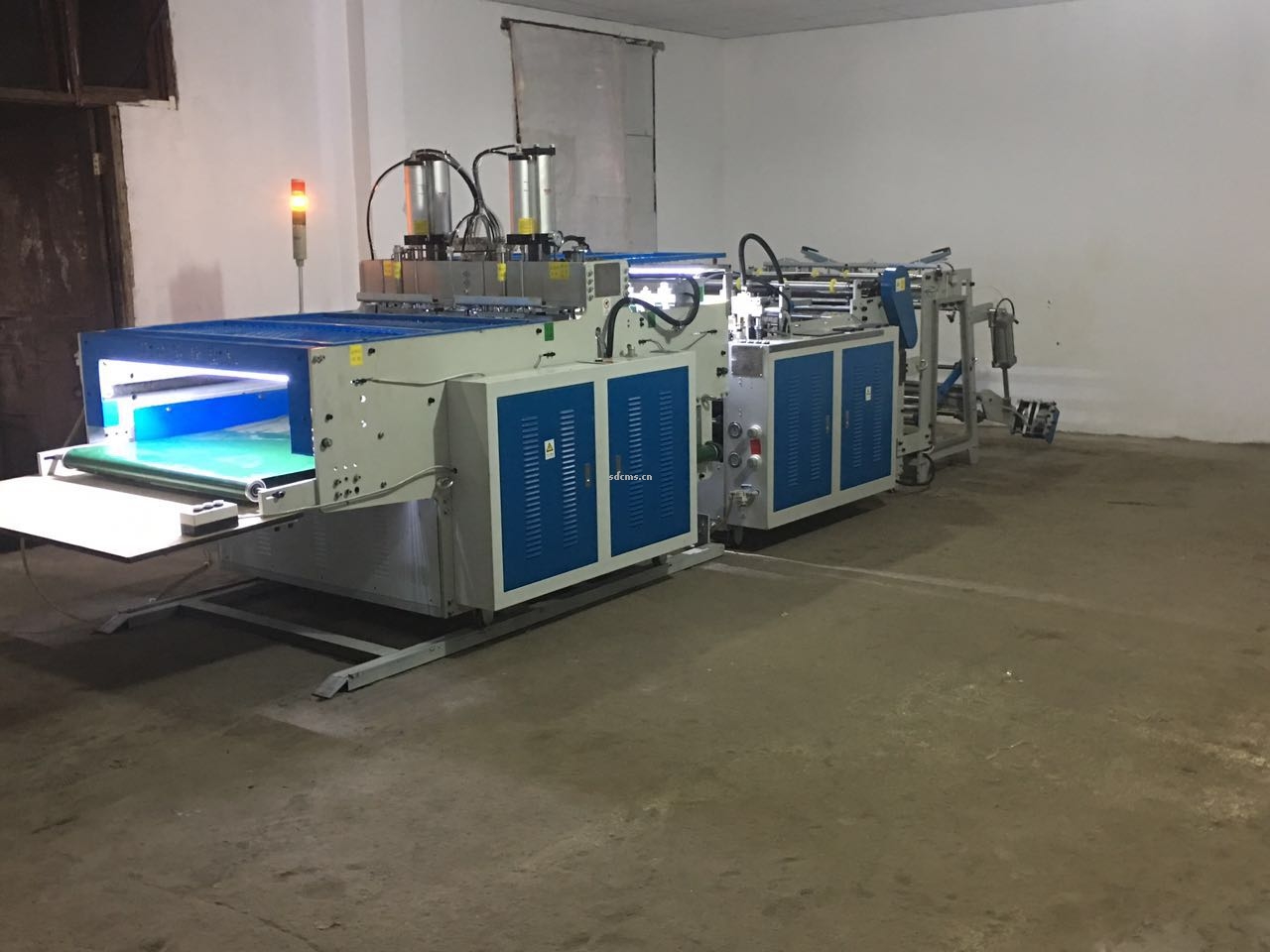 超高速制袋機 超市購物袋制袋機一、特點：本機以HDPE、LDPE筒膜為原料，是制作超市袋、背心袋、馬甲袋、市場袋的理想設(shè)備，本機具有節(jié)省人工、降低成本、一次成型、故障率低、產(chǎn)量高等特點，良好性能的色標(biāo)跟蹤儀，使封切長度更準(zhǔn)確，誤差更小。采用先進(jìn)的電腦，長度調(diào)整方便，精確。