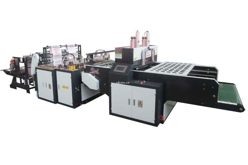 超高速制袋機 超市購物袋制袋機一、特點：本機以HDPE、LDPE筒膜為原料，是制作超市袋、背心袋、馬甲袋、市場袋的理想設(shè)備，本機具有節(jié)省人工、降低成本、一次成型、故障率低、產(chǎn)量高等特點，良好性能的色標(biāo)跟蹤儀，使封切長度更準(zhǔn)確，誤差更小。采用先進(jìn)的電腦，長度調(diào)整方便，精確。